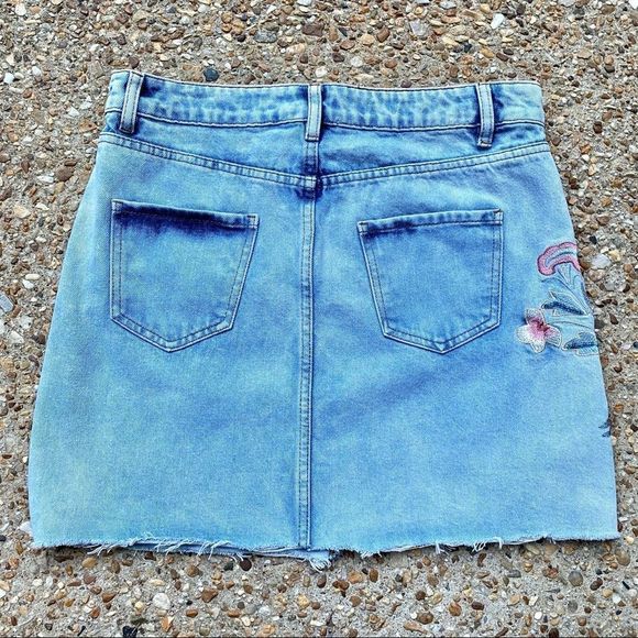 Dex Floral Beaded Embroidered Distressed Raw Hem Jean Mini Skirt Size 28 - Picture 8 of 11